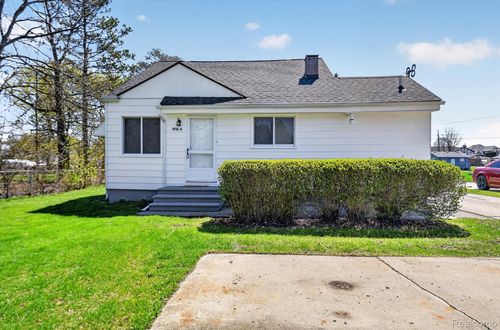 47816 Jefferson Ave, Chesterfield, MI, 48047-2229 | Card Image
