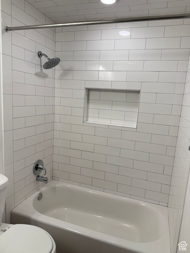 Bathroom featuring toilet and bathing tub / shower combination | Image 12
