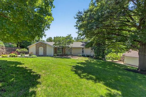 5801 W 164th St, Stilwell, KS, 66085-9182 | Card Image