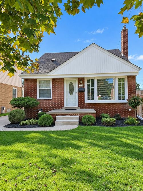 7820 Buckingham Ave, Allen Park, MI, 48101-2281 | Card Image