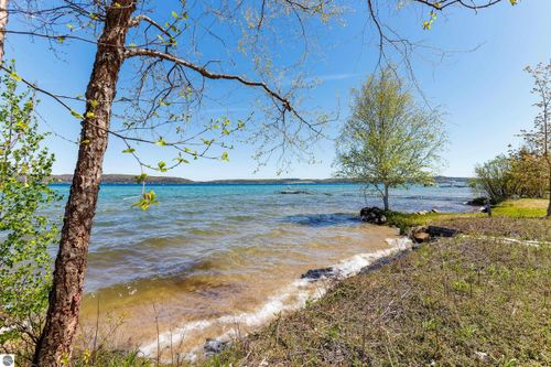 1515 South Shore East, Frankfort, MI, 49635 | Card Image