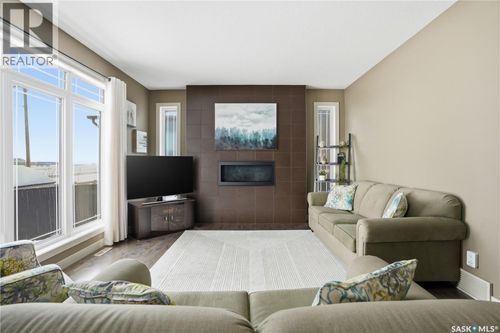 1532 Maple Hill Cres N, Regina, SK, S4X0E8 | Card Image