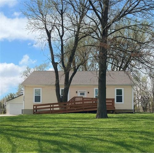 24431 139th St, Leavenworth, KS, 66048-8200 | Card Image