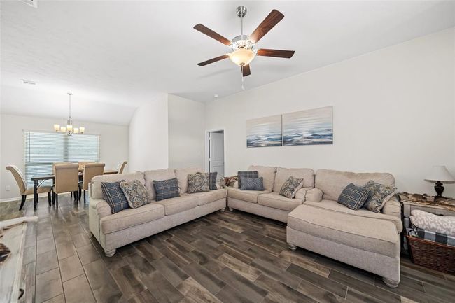 128 Red Deer Way, House other with 3 bedrooms, 2 bathrooms and 2 parking in Huntsville TX | Image 5