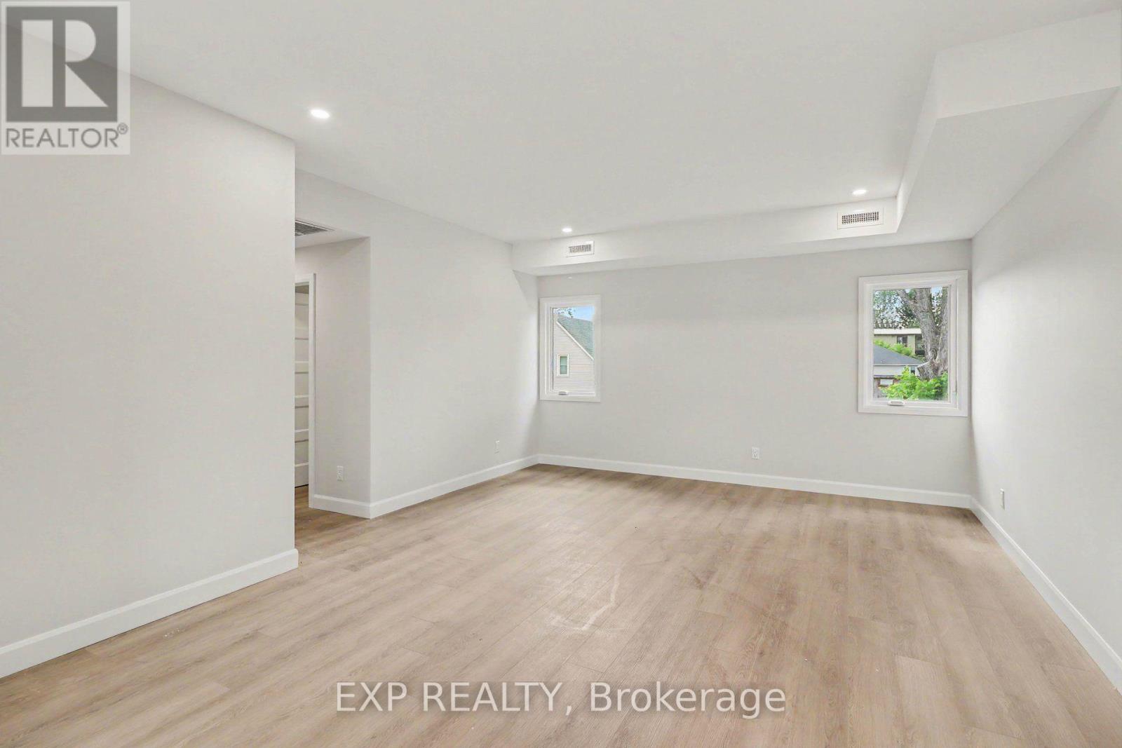 Residential Lease in Russell 4
