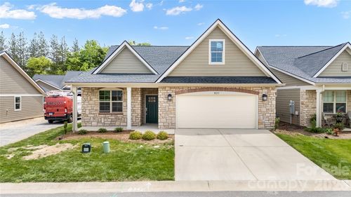 65-827B Wynnshire Dr, Hickory, NC, 28601-7346 | Card Image