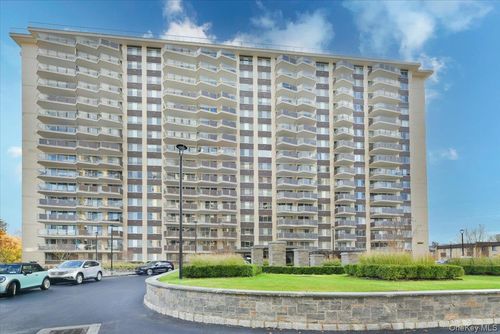 ste-2g-18-15 215th St, Bayside, NY, 11360-2110 | Card Image