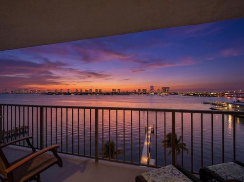 3040 Lake Shore Dr, Riviera Beach, FL, 33404-4662 | Card Image