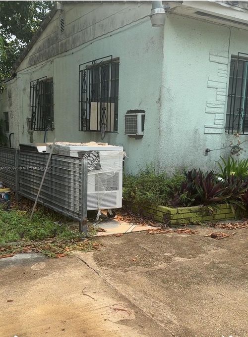 2250 Nw 86th Ter, Miami, FL, 33147-4153 | Card Image