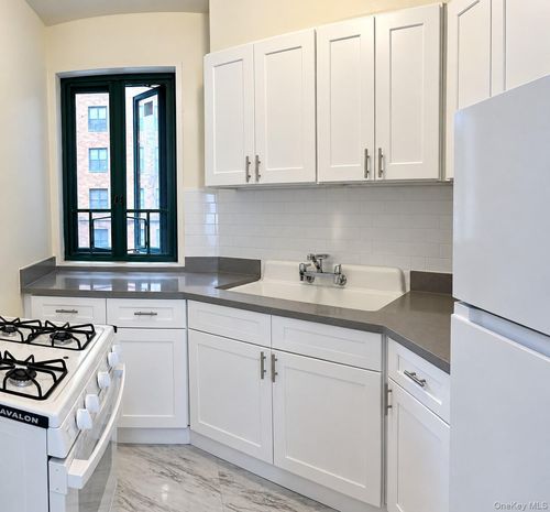 2d-24 Metropolitan Oval, New York, NY, 10462 | Card Image