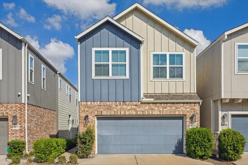 9906 Brickhouse Dr, Houston, TX, 77080-3216 | Card Image