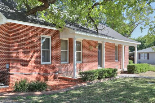 901 N Llano St, Fredericksburg, TX, 78624-3923 | Card Image