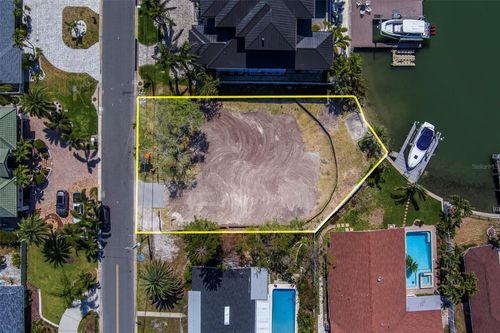 909 Oakwood Dr, LARGO, FL, 33770-4611 | Card Image