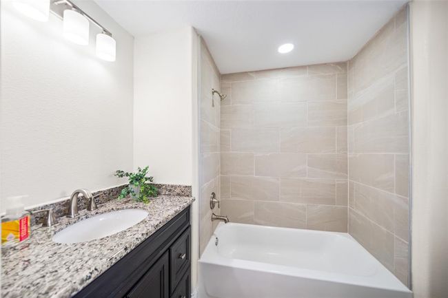 Secondary suite bathroom | Image 13