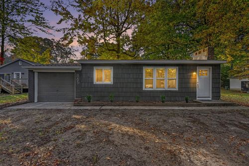 865 Petrie Ave, Norton Shores, MI, 49441-5515 | Card Image