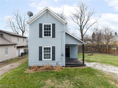 918 Raymond Ave, Barberton, OH, 44203-6657 | Card Image