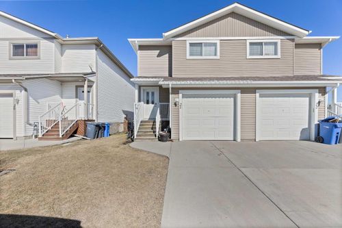 21 - 2002 21 Avenue, Home with 3 bedrooms, 2 bathrooms and 2 parking in Bowden AB | Card Image
