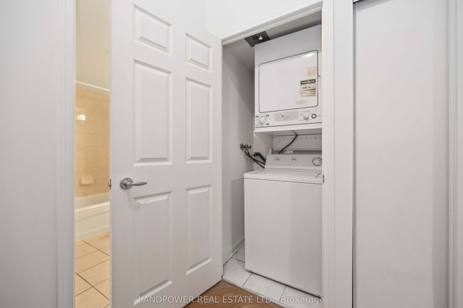 1017 - 230 Queens Quay W, Condo with 2 bedrooms, 1 bathrooms and null parking in Toronto ON | Image 30