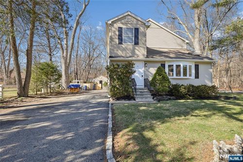18 South Rd, Wayne, NJ, 07470-6360 | Card Image