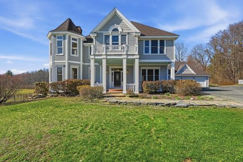 365 Middle St, Amherst, MA, 01002-3016 | Card Image