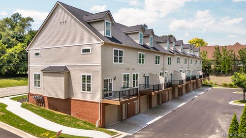 514 Village Ln, Milford, MI, 48381-1546 | Card Image