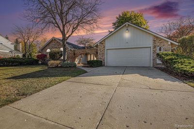 5390 Hollow Drive, Home with 4 bedrooms, 3 bathrooms and null parking in Bloomfield Twp MI | Image 2