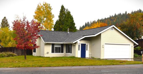 706 Glen Mar Dr, Mount Shasta, CA, 96067-2746 | Card Image
