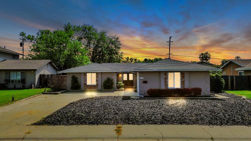 9104 Feather River Way, Sacramento, CA, 95826 | Card Image
