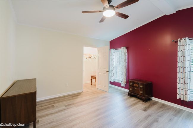 Unfurnished room featuring wood finished floors, ceiling fan, and crown molding | Image 12