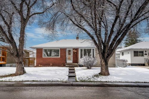 92 Westminster Drive Sw, Home with 3 bedrooms, 2 bathrooms and 2 parking in Calgary AB | Card Image