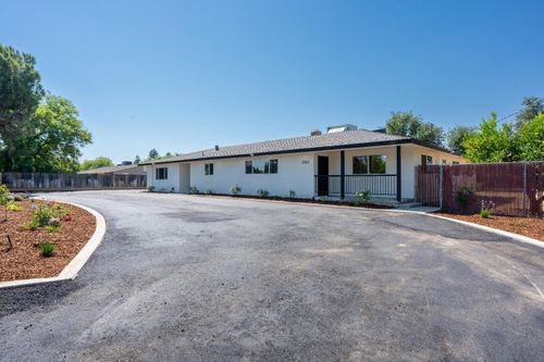 2064 Ashlan Ave, Clovis, CA, 93611-5204 | Card Image