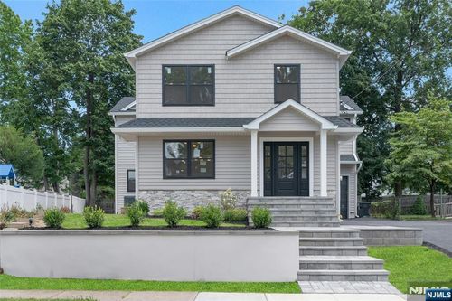 11 John Pl, Bergenfield, NJ, 07621-3316 | Card Image