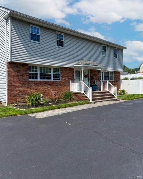 99 Washington St, East Islip, NY, 11730-1822 | Card Image