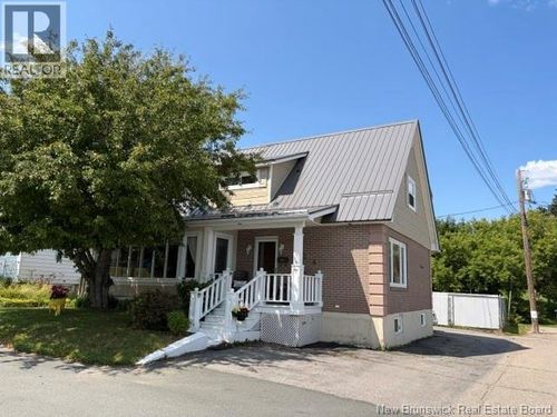 424 Golf St, Bathurst, NB, E2A2K5 | Card Image