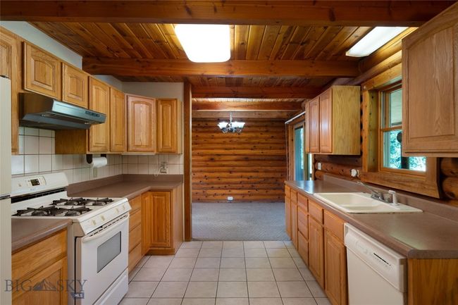 Gas Stove in Kitchen | Image 29