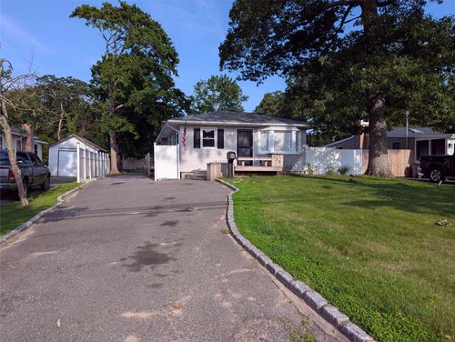 139 Pine Neck Ave, East Patchogue, NY, 11772-5727 | Card Image