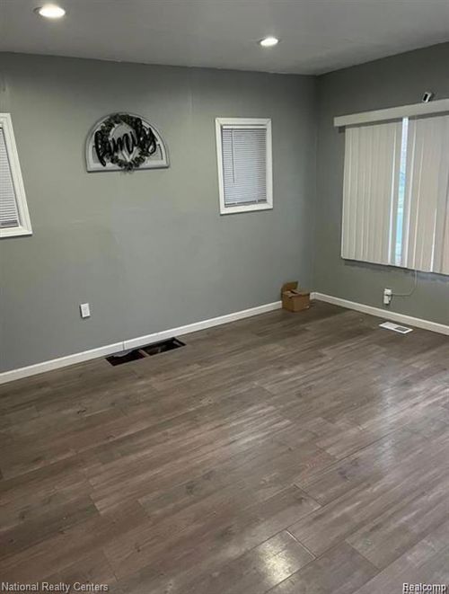 15837 Fielding St, Detroit, MI, 48223-1106 | Card Image