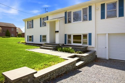 55 Mixter St, Middletown, RI, 02842-4839 | Card Image