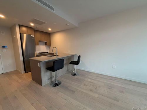 7o-131-02B 40th Rd, Flushing, NY, 11354-5137 | Card Image