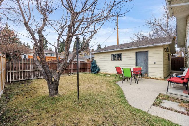 6423 Silver Ridge Drive Nw, Home with 4 bedrooms, 2 bathrooms and 4 parking in Calgary AB | Image 4