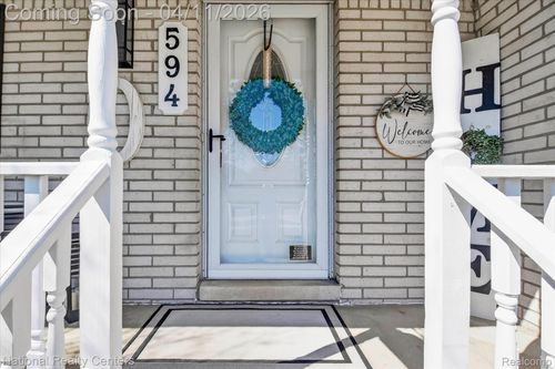594 Worchester St, Westland, MI, 48186-3827 | Card Image