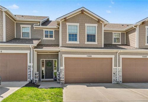7356 Aaron St, Parkville, MO, 64152-8770 | Card Image