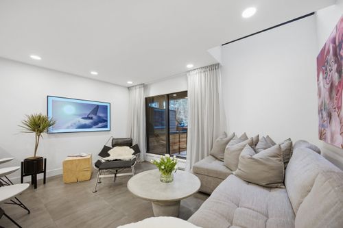 3321 Mountain Highway, North Vancouver, BC, V7K2H4 | Card Image