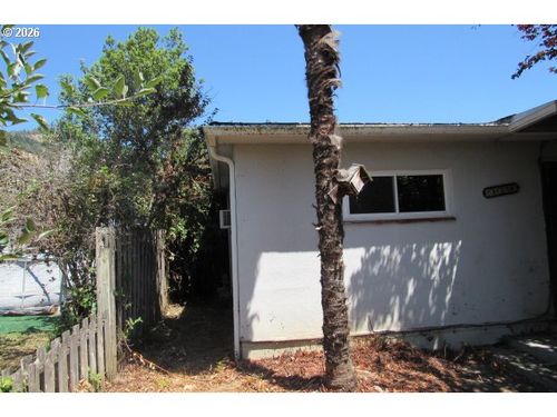 413 Ne Johnson St, Myrtle Creek, OR, 97457-8520 | Card Image