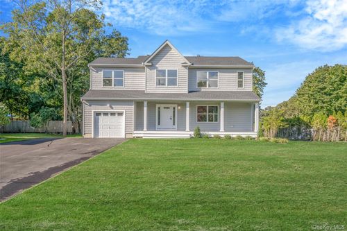 817 Pondview Rd, Riverhead, NY, 11901-2666 | Card Image