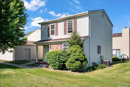 2824 Roundtree Dr, Troy, MI, 48083-2330 | Card Image