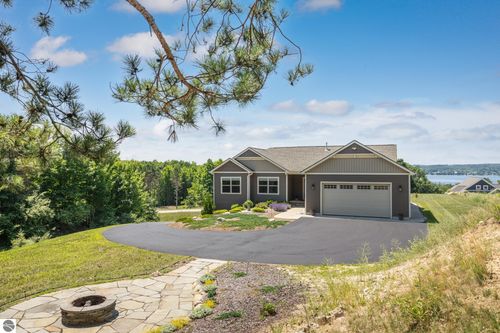 8087 S Bingham Rdg, Traverse City, MI, 49684-7752 | Card Image