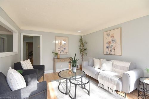 82 E 38th St, Hamilton, ON, L8V4E5 | Card Image