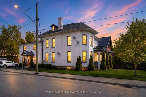 36 Sussex Street N, Kawartha Lakes, ON, K9V3N7 | Card Image