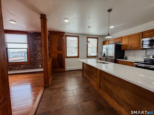 18 Bank St, New London, CT, 06320-6053 | Card Image